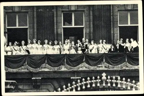 Ak Königin Elisabeth II. von England, Königsfamilie auf dem Balkon, Krönung