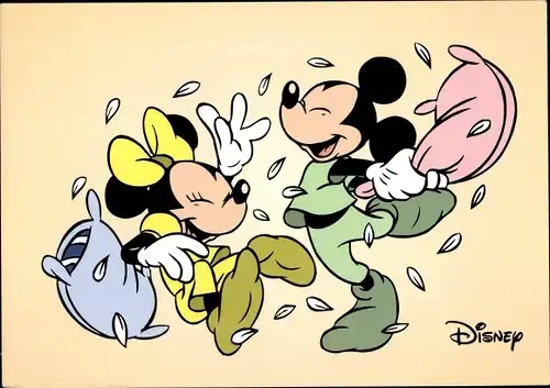 Künstler Ak Walt Disney, Mickey und Minnie Maus bei einer Kissenschlacht
