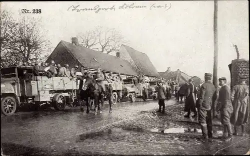 Ak Deutsche Soldaten in einem Dorf, Truppentransport, LKW, I. WK