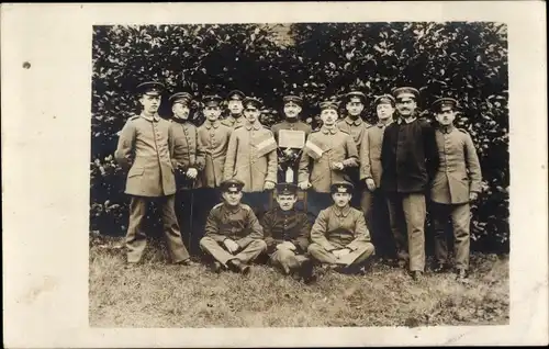 Foto Ak Deutsche Soldaten in Uniformen, Gruppenaufnahme