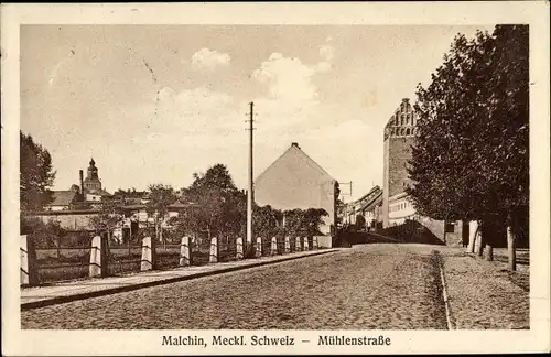 Ak Malchin in Mecklenburg Vorpommern, Mühlenstraße, Straßenpartie