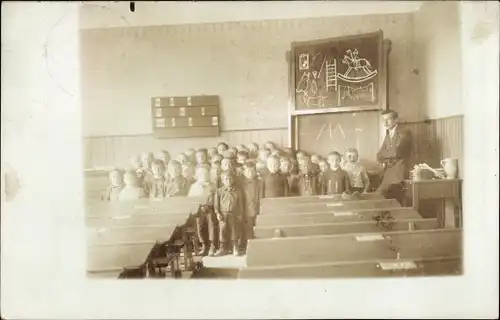 Foto Ak Dettenhausen Baden Württemberg, Klassenzimmer, Kinder, Gruppenfoto