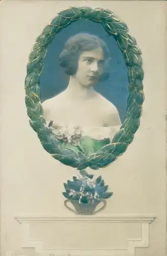 Relief Passepartout Ak Portrait einer Frau in schulterfreiem Kleid