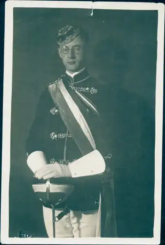 Studentika Foto Standportrait von einem Studenten mit Schläger