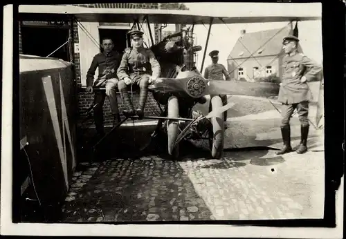 Foto Deutsche Soldaten in Uniformen mit Militärflugzeug, Doppeldecker