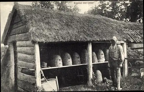 Ak Bienenhaus mit Imker, Imker, Bienenkörbe