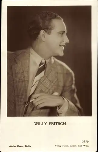 Ak Schauspieler Willy Fritsch, Setenportrait mit Zigarette