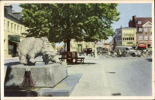 Ak Nyköbing Nykøbing Falster Dänemark, Straßenpartie, Bärenstatue