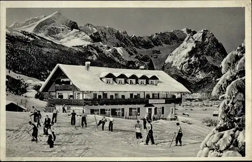 Ak Garmisch Partenkirchen in Oberbayern, Wintersporthotel Hausberg, Skifahrer, Winteransicht