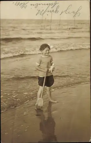 Foto Ak Ostseebad Zinnowitz auf Usedom, Strand, Kind mit Puppe und Schaufel