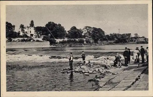 Ak Cracau Magdeburg, Angler am Cracauer Wasserfall, Wehr