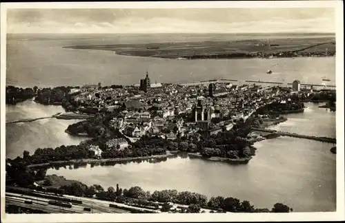 Ak Stralsund in Vorpommern, Panorama, Fliegeraufnahme