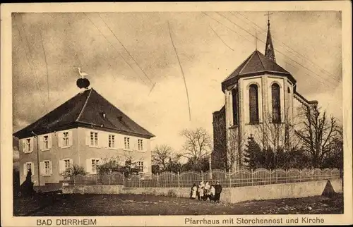 Ak Bad Dürrheim im Schwarzwald, Pfarrhaus mit Storchennest und Kirche