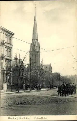 Ak Hamburg Eimsbüttel, Christuskirche, vorbeilaufender Soldatenzug, Straßenpartie