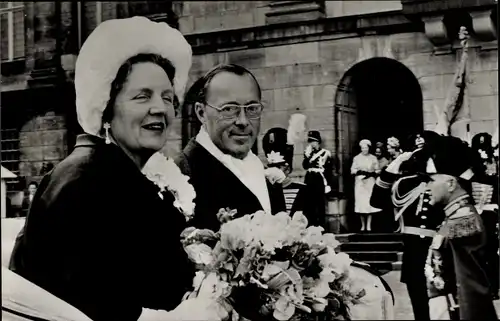 Ak Königin Juliana der Niederlande, Prinz Bernhard, Blumenstrauß, 1962