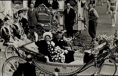 Ak Königin Juliana der Niederlande, Prinz Bernhard, Kutsche, 1962