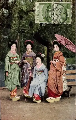 Ak Japanische Frauen in Kimonos, Holzsandalen, Gruppenbild, Sonnenschirm