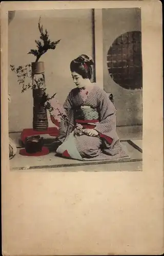 Ak Frau in japanischer Volkstracht, Kimono, Blumen