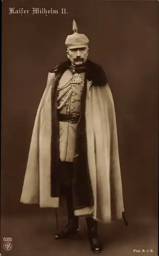 Ak Kaiser Wilhelm II., Standportrait, Uniform, Mantel