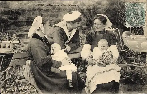 Ak Menschen in bretonischer Tracht, Frauen mit Babys, Mann in Uniform