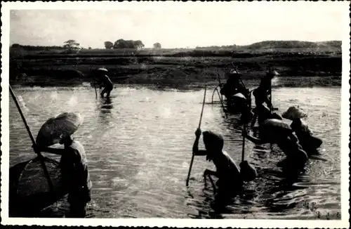 Foto Ak Asien, Fischer, Fischfang, Wasserpartie