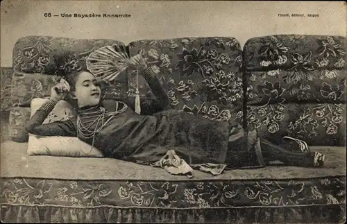 Ak Vietnamesin in Volkstracht, Fächer, Sofa