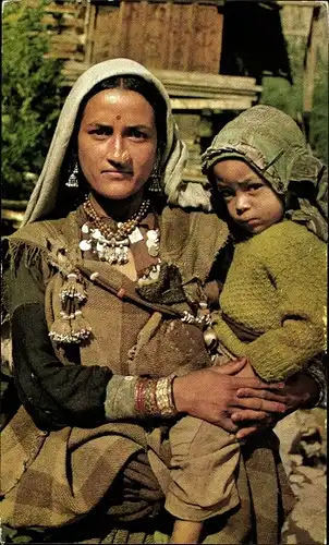 Ak Indien, Inderin in Volkstracht mit Kind, Portrait, Schmuck