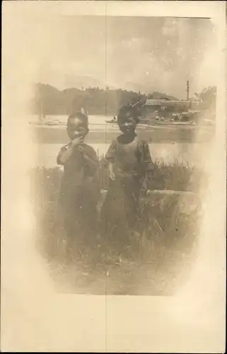 Foto Ak Vietnam, Zwei Jungen, Portrait, Fluss