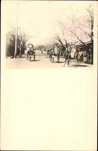 Ak Japan, Rikscha-Fahrer, Straßenpartie
