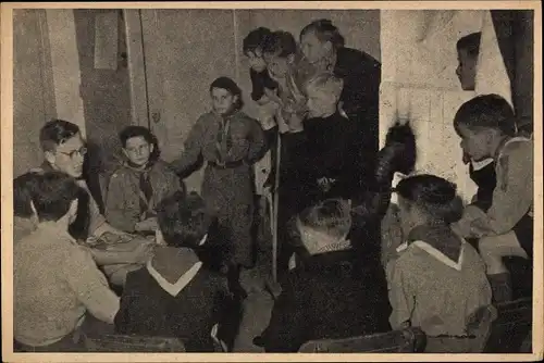 Ak Pfadfinder in Uniformen, Gruppenbild, Stiftung, Kinder