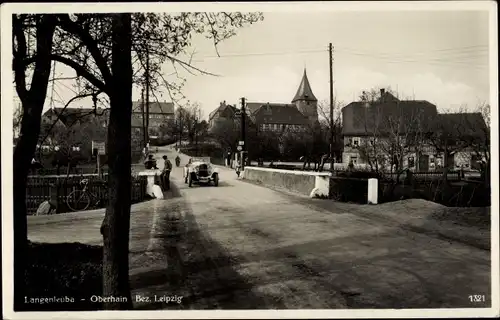 Ak Langenleuba Oberhain Penig in Sachsen, Straßenpartie, Auto, Kirche