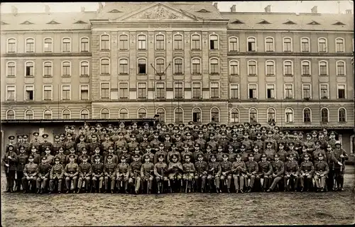 Foto Ak Dresden Neustadt ?, Deutsche Soldaten in Uniformen vor der Kaserne ?