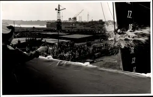 Foto Ak Hafen, Schiffstaufe, Sekt, Dampfer