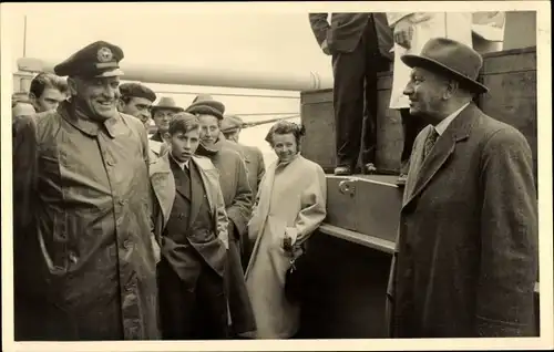 Foto Ak Dampfer, Kapitän, Fahrgäste, Politiker