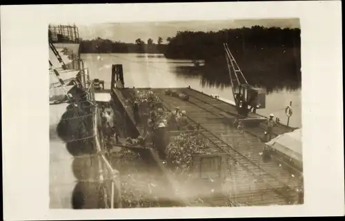 Foto Ak Frachtschiff, Transport, Arbeiter, Hafen, Fluss, Kran