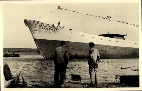 Foto Ak Frachtschiff Parnass, Männer am Ufer