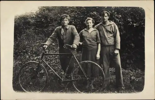 Foto Ak Radfahrer, Fahrrad, Männer, Frau, Spaziergang