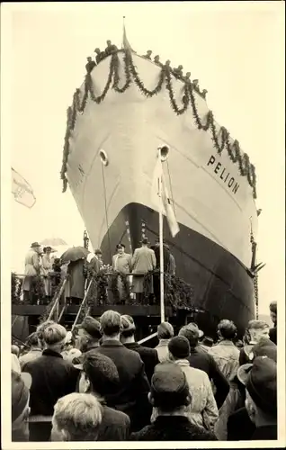 Foto Ak Frachtschiff Pelion läuft vom Stapel, Zuschauer, Einweihung