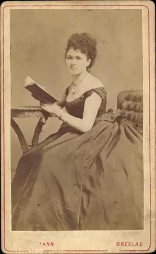 CdV Wrocław Breslau Schlesien, Portrait einer Frau mit Buch