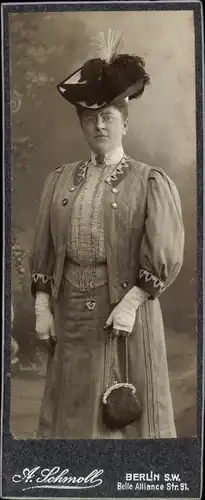 CdV Berlin, Standportrait einer Frau mit Hut und Handtasche