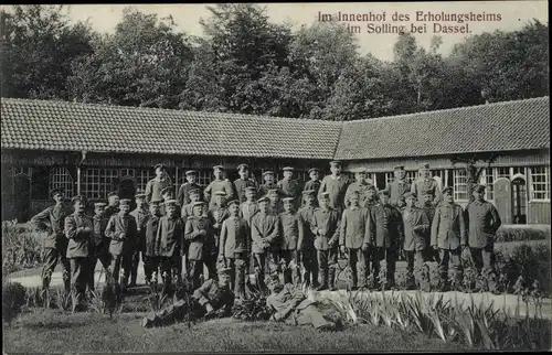 Ak Dassel am Solling, Deutsche Soldaten in Uniformen, Innenhof des Erholungsheims