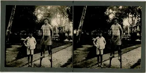 Stereo Foto Zwei Jungen, einer auf Stelzen, 1927