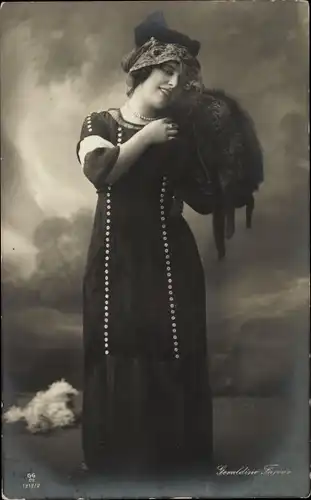 Foto Schauspielerin und Opernsängerin Geraldine Farrar, Portrait im Kleid, Fuchspelz