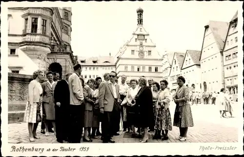 Foto Ak Rothenburg ob der Tauber Mittelfranken, Gruppenbild, 1959, Männer, Frauen, Giebelhaus