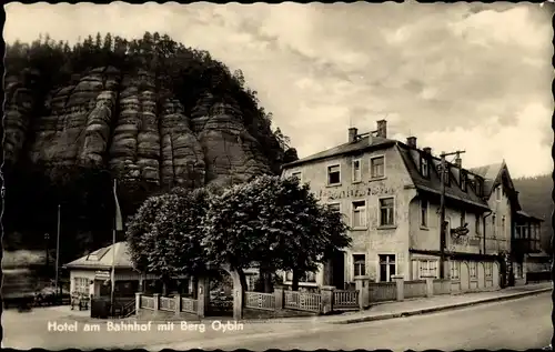 Ak Oybin in der Oberlausitz, Hotel am Bahnhof mit Berg Oybin