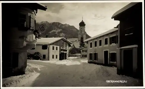 Foto Ak Oberammergau in Oberbayern, Teilansicht, Kirche, Winter
