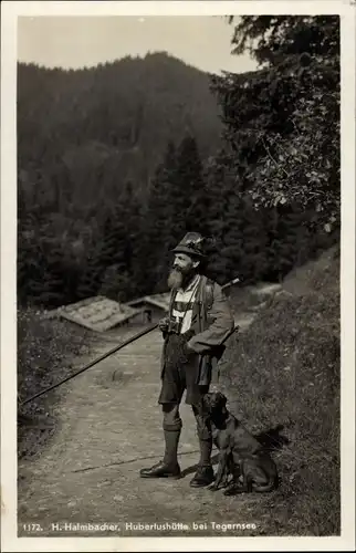 Ak Tegernsee in Oberbayern, Hubertushütte, H. Halmbacher in Lederhose, Hund