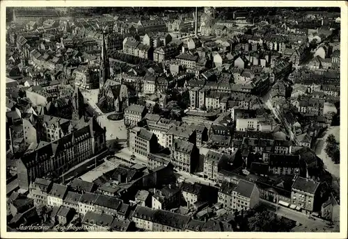 Ak Saarbrücken a.d. Saar, Fliegeraufnahme von der Stadt mit Marktplatz