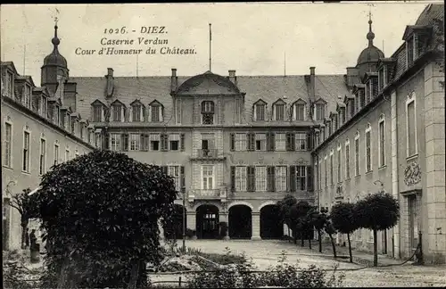 Ak Diez im Rhein Lahn Kreis Rheinland Pfalz, Caserne Verdun, Cour d'Honneur du Château