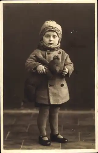 Foto Ak Portrait von einem Kind im Mantel mit Teddy